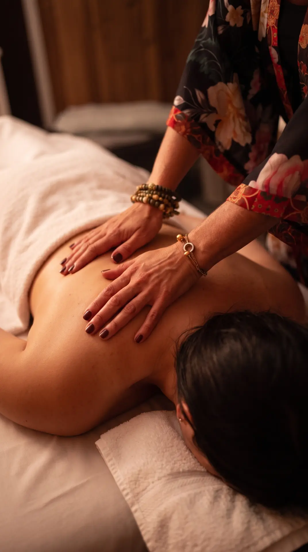 Sara ger avslappnande ryggmassage i varm belysning